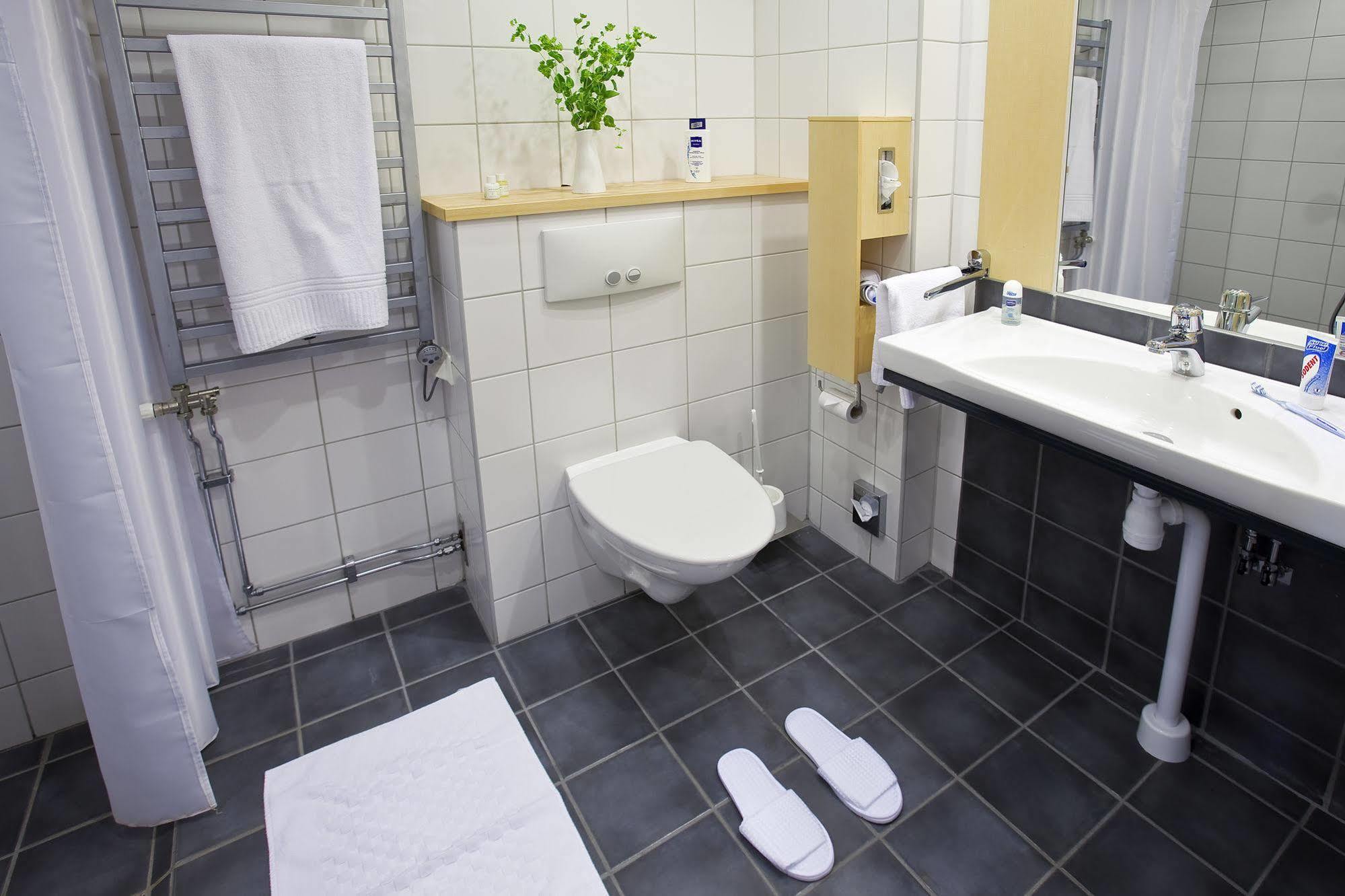 Djuroenaeset Hotell & Konferens Djurhamn Luaran gambar